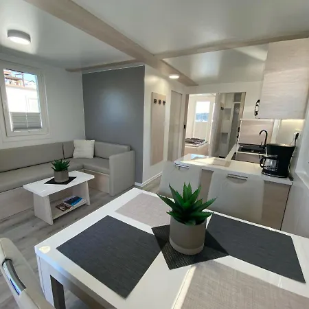 Floating House Arena 3 Pula