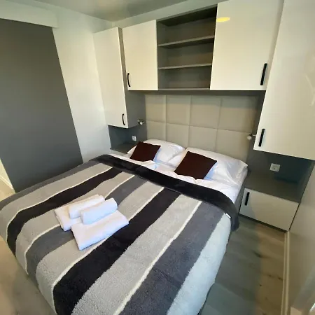 Floating House Arena 3 * Pula