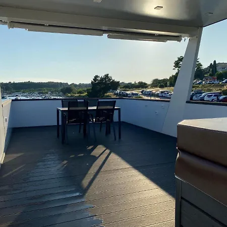 Floating House Arena 3 Διαμέρισμα *