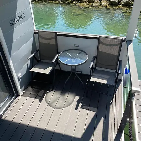 Floating House Arena 3 * Pula