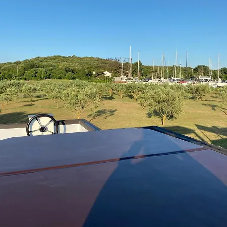 Floating House Arena 3 Pula