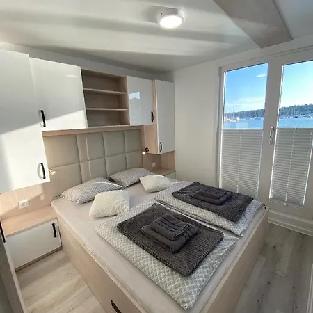 Floating House Arena 3 Pula