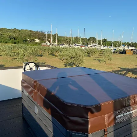 Floating House Arena 3 * Pula