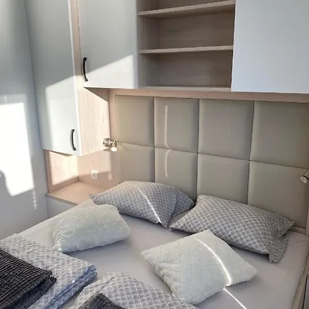 Floating House Arena 3 * Pula