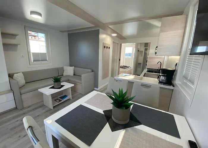 Floating House Arena 3 Pula