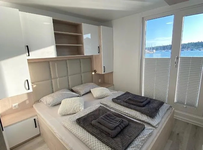 Floating House Arena 3 Pula