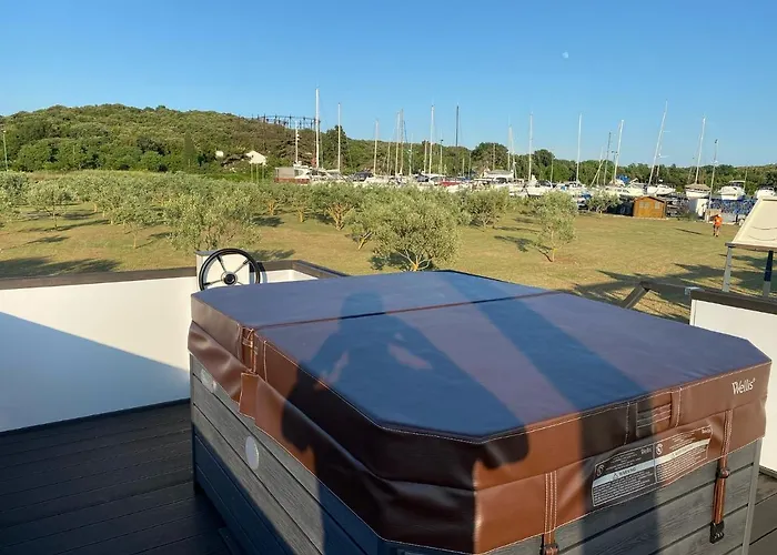 Floating House Arena 3 * Pula