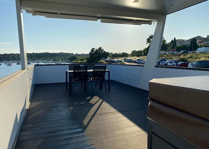 Floating House Arena 3 Apartment *