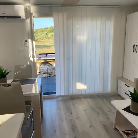 Floating House Arena 3 *