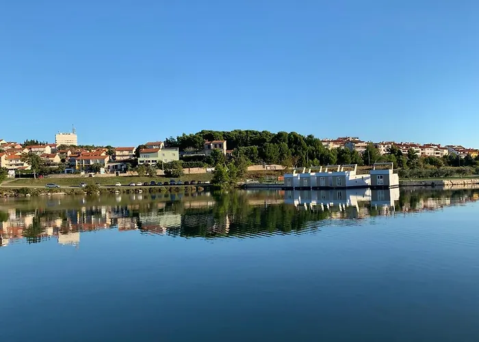 Floating House Arena 3 * 普拉