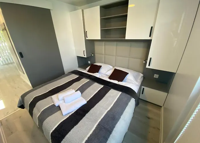 Floating House Arena 3 * 普拉