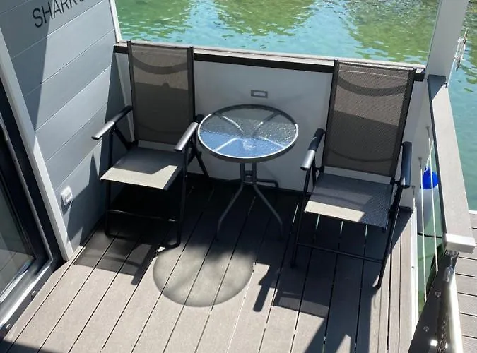 Floating House Arena 3 * 普拉